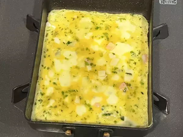 「『ちょっと新しい玉子焼き』が完成！　卵液に混ぜたのは、細かくカットした…」の画像