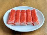 「カニカマに包丁の腹を押し当てると…？　劇的な変化に「もっと早く知りたかった」【調理テク4選】」の画像1