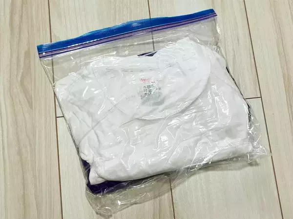 専用圧縮袋は買わなくてもOK！　家にあるジッパー袋で衣類をペタンコにする裏ワザ【1分で完了】