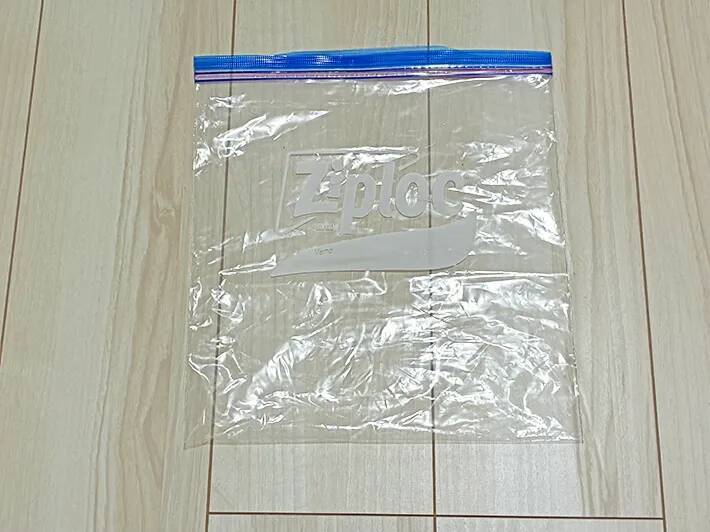 専用圧縮袋は買わなくてもOK！　家にあるジッパー袋で衣類をペタンコにする裏ワザ【1分で完了】