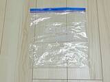 「専用圧縮袋は買わなくてもOK！　家にあるジッパー袋で衣類をペタンコにする裏ワザ【1分で完了】」の画像2