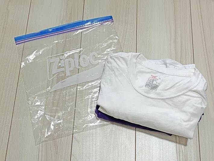 専用圧縮袋は買わなくてもOK！　家にあるジッパー袋で衣類をペタンコにする裏ワザ【1分で完了】