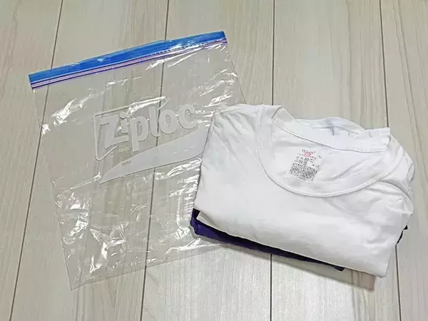 「専用圧縮袋は買わなくてもOK！　家にあるジッパー袋で衣類をペタンコにする裏ワザ【1分で完了】」の画像