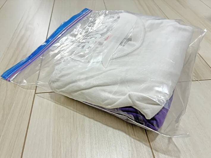 専用圧縮袋は買わなくてもOK！　家にあるジッパー袋で衣類をペタンコにする裏ワザ【1分で完了】