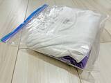 「専用圧縮袋は買わなくてもOK！　家にあるジッパー袋で衣類をペタンコにする裏ワザ【1分で完了】」の画像4