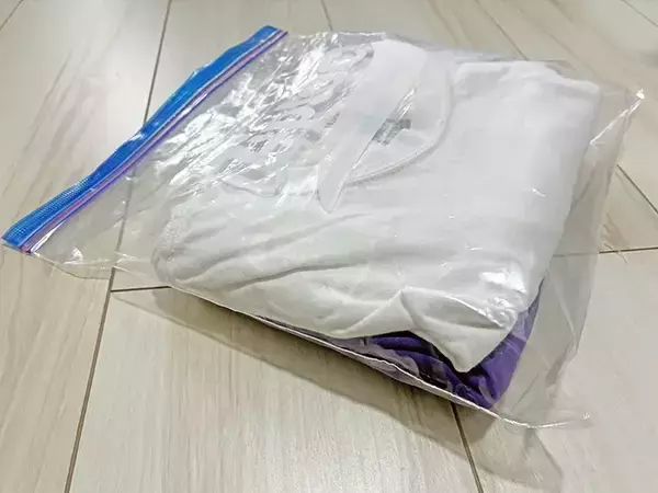 「専用圧縮袋は買わなくてもOK！　家にあるジッパー袋で衣類をペタンコにする裏ワザ【1分で完了】」の画像
