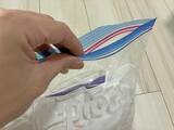 「専用圧縮袋は買わなくてもOK！　家にあるジッパー袋で衣類をペタンコにする裏ワザ【1分で完了】」の画像5