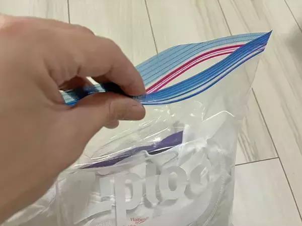 「専用圧縮袋は買わなくてもOK！　家にあるジッパー袋で衣類をペタンコにする裏ワザ【1分で完了】」の画像