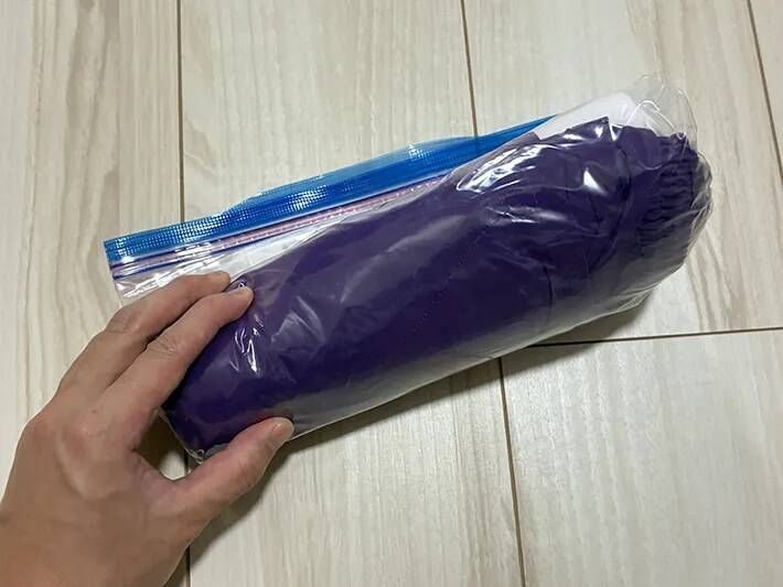 専用圧縮袋は買わなくてもOK！　家にあるジッパー袋で衣類をペタンコにする裏ワザ【1分で完了】