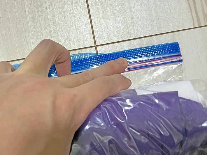 専用圧縮袋は買わなくてもOK！　家にあるジッパー袋で衣類をペタンコにする裏ワザ【1分で完了】