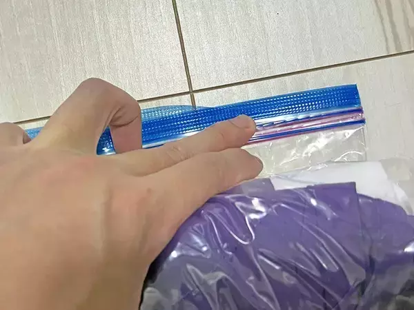 「専用圧縮袋は買わなくてもOK！　家にあるジッパー袋で衣類をペタンコにする裏ワザ【1分で完了】」の画像
