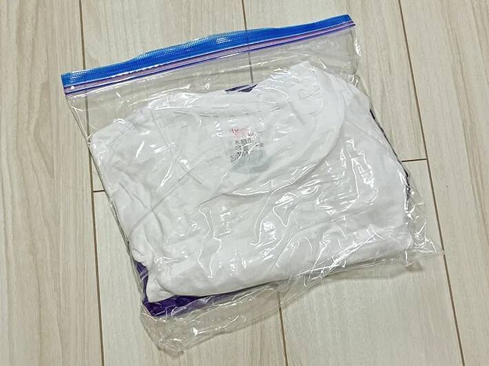 専用圧縮袋は買わなくてもOK！　家にあるジッパー袋で衣類をペタンコにする裏ワザ【1分で完了】