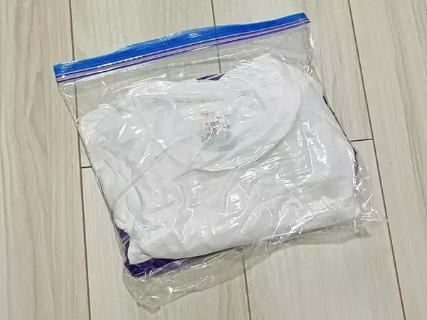 「専用圧縮袋は買わなくてもOK！　家にあるジッパー袋で衣類をペタンコにする裏ワザ【1分で完了】」の画像