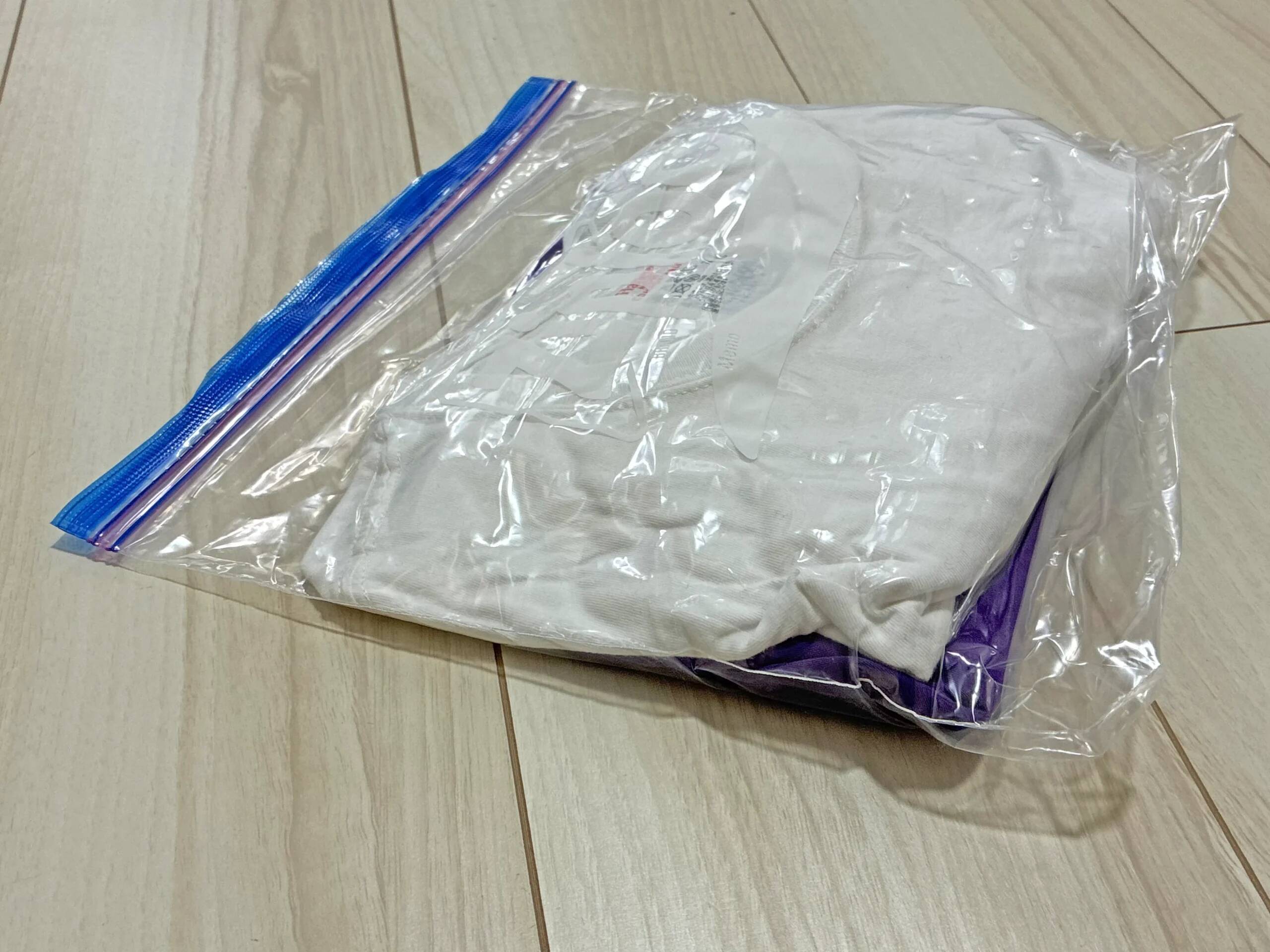 専用圧縮袋は買わなくてもOK！　家にあるジッパー袋で衣類をペタンコにする裏ワザ【1分で完了】