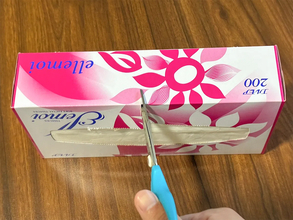 ティッシュを『2分の1』に切る裏技、本当に便利？　不器用な筆者が検証してみた