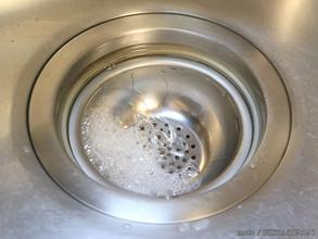 排水口のヌメリやニオイ、氷で防げる？　専門家に掃除と予防のコツを聞いた