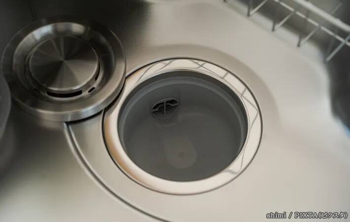 排水口のヌメリやニオイ、氷で防げる？　専門家に掃除と予防のコツを聞いた