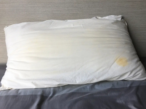 落としづらい＆イヤな『枕の黄ばみ』予防するには？　メーカーに聞いた