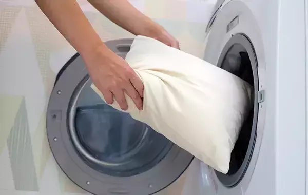 「落としづらい＆イヤな『枕の黄ばみ』予防するには？　メーカーに聞いた」の画像
