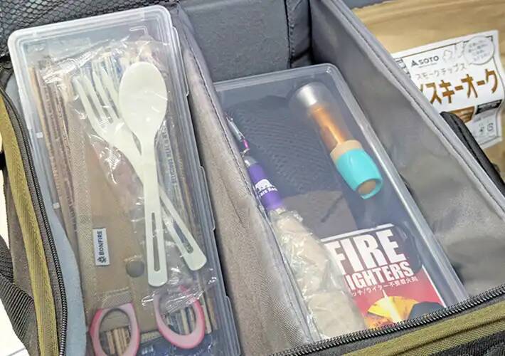 【DAISO】110円の「お箸ストッカー」がレジャーでも活躍！「小物はすべてこれに収納したい」