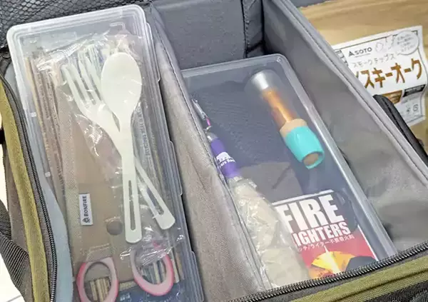 「【DAISO】110円の「お箸ストッカー」がレジャーでも活躍！「小物はすべてこれに収納したい」」の画像