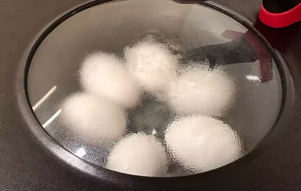 「ゆでたまご、お湯で茹でずに作るのが最適解？　完成した料理に「もうこれでいい！」「時短になる」」の画像
