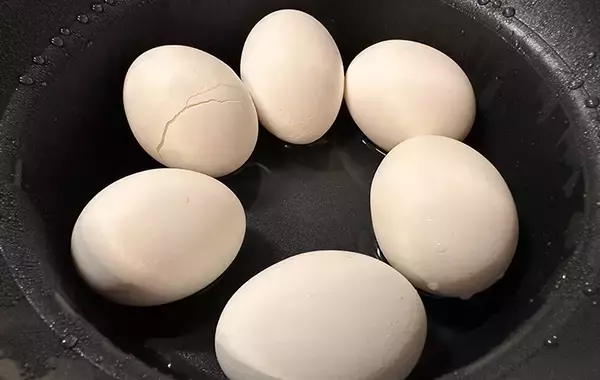 「ゆでたまご、お湯で茹でずに作るのが最適解？　完成した料理に「もうこれでいい！」「時短になる」」の画像