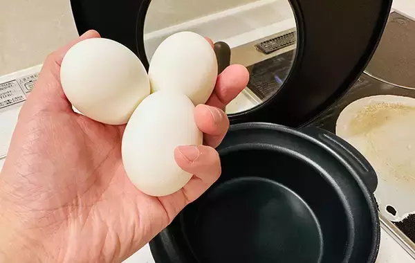 「ゆでたまご、お湯で茹でずに作るのが最適解？　完成した料理に「もうこれでいい！」「時短になる」」の画像