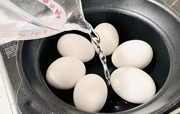 「ゆでたまご、お湯で茹でずに作るのが最適解？　完成した料理に「もうこれでいい！」「時短になる」」の画像