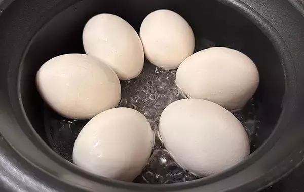 「ゆでたまご、お湯で茹でずに作るのが最適解？　完成した料理に「もうこれでいい！」「時短になる」」の画像