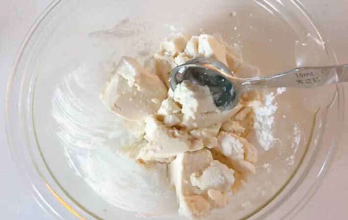 潰した豆腐に「大さじ2杯」混ぜてみて！　子供が喜ぶ簡単おかずが「驚くほどもちもち」