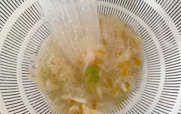「カット野菜をサッとゆでて…　材料２つであっという間に完成する一皿」の画像