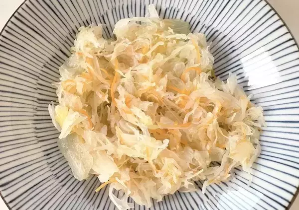 「カット野菜をサッとゆでて…　材料２つであっという間に完成する一皿」の画像