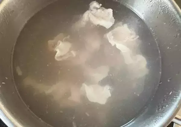 「カット野菜をサッとゆでて…　材料２つであっという間に完成する一皿」の画像