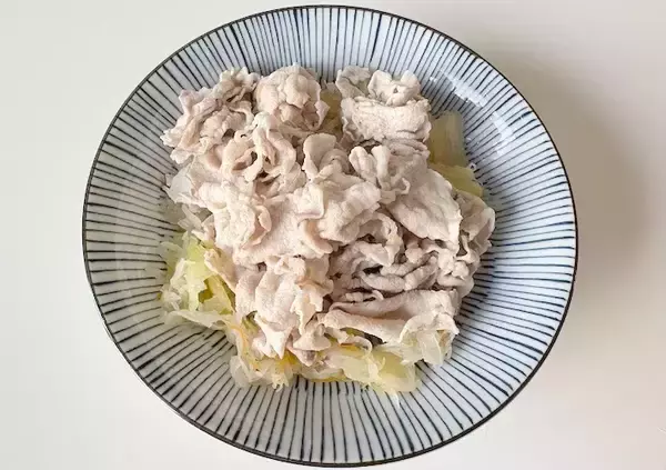 「カット野菜をサッとゆでて…　材料２つであっという間に完成する一皿」の画像