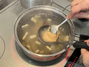 味噌汁の出汁にお玉を浸けるだけ！　味噌が勝手に溶けていく方法が、こちら【料理テク4選】