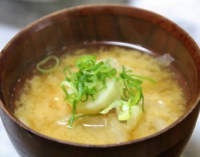 味噌汁の出汁にお玉を浸けるだけ！　味噌が勝手に溶けていく方法が、こちら【料理テク4選】