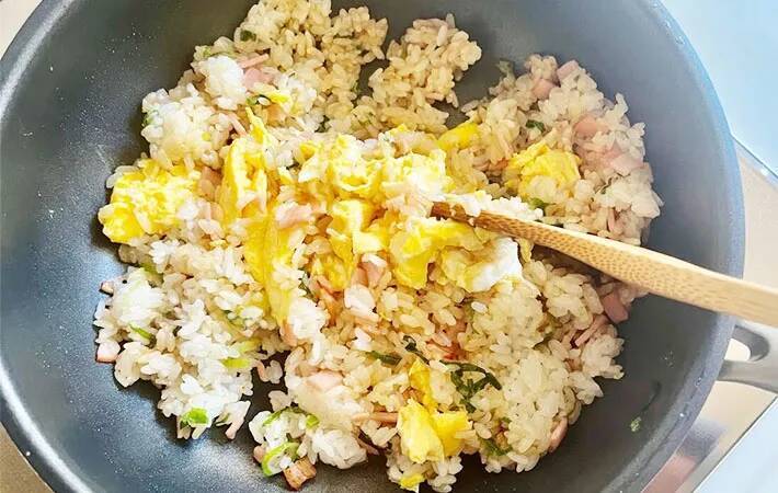 いつものチャーハンに「大さじ2杯」入れてみて！　試してみたら、子供が「おかわり！」