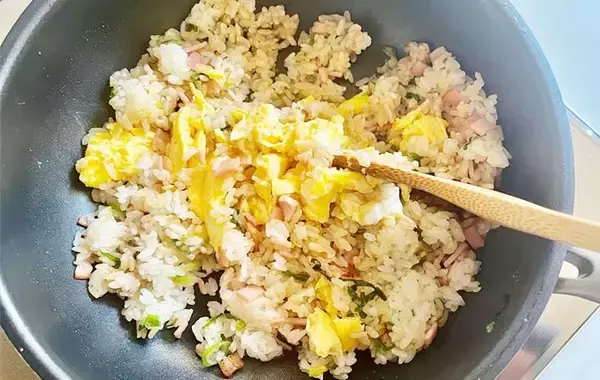 「いつものチャーハンに「大さじ2杯」入れてみて！　試してみたら、子供が「おかわり！」」の画像