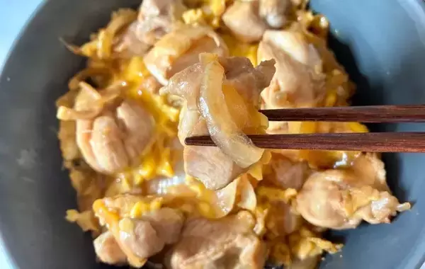 「めんつゆは使わない！親子丼の味つけに『40ml』の？　「あっさりしてる」「酸味はほぼない」」の画像