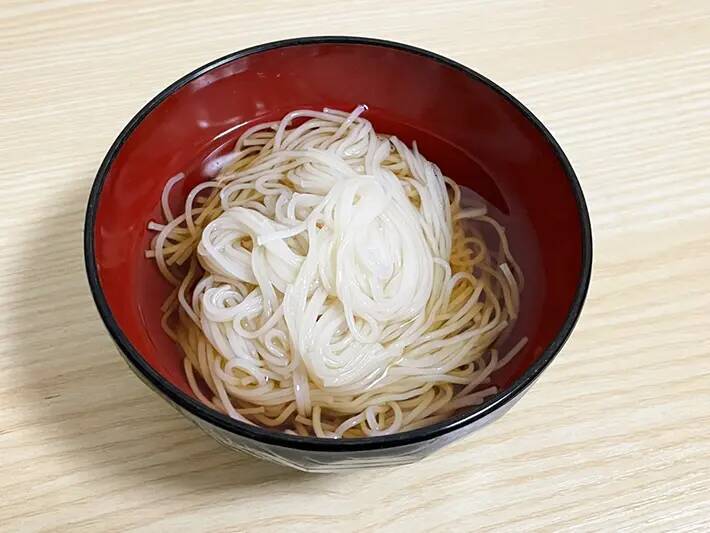 そうめん、普通に食べるの飽きた　味変目的のトッピングに選んだのは…「想像以上にあり」「カリカリ食感がいい」