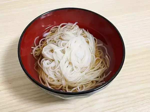 「そうめん、普通に食べるの飽きた　味変目的のトッピングに選んだのは…「想像以上にあり」「カリカリ食感がいい」」の画像