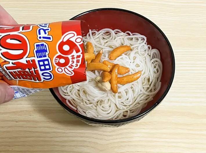 そうめん、普通に食べるの飽きた　味変目的のトッピングに選んだのは…「想像以上にあり」「カリカリ食感がいい」