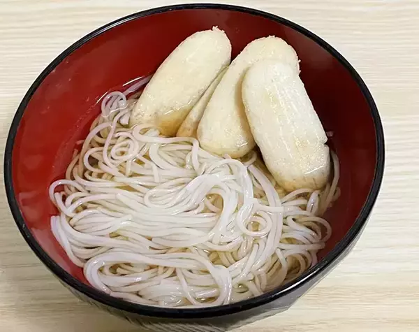 「そうめん、普通に食べるの飽きた　味変目的のトッピングに選んだのは…「想像以上にあり」「カリカリ食感がいい」」の画像