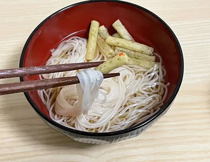 そうめん、普通に食べるの飽きた　味変目的のトッピングに選んだのは…「想像以上にあり」「カリカリ食感がいい」
