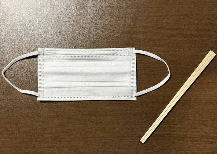 マスクを割り箸に巻きつけると？　家中で活躍する『お掃除アイテム』に変身した！