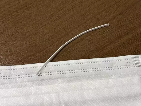 「マスクを割り箸に巻きつけると？　家中で活躍する『お掃除アイテム』に変身した！」の画像