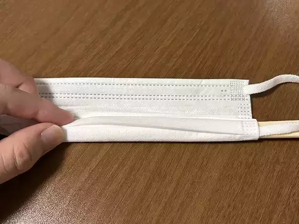「マスクを割り箸に巻きつけると？　家中で活躍する『お掃除アイテム』に変身した！」の画像