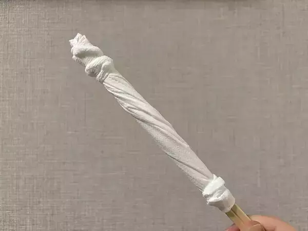 「マスクを割り箸に巻きつけると？　家中で活躍する『お掃除アイテム』に変身した！」の画像