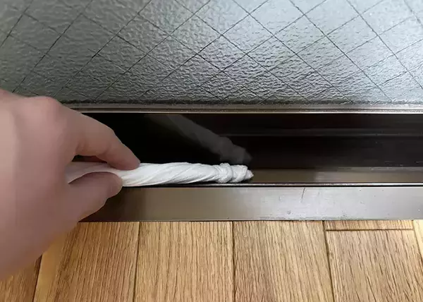 「マスクを割り箸に巻きつけると？　家中で活躍する『お掃除アイテム』に変身した！」の画像